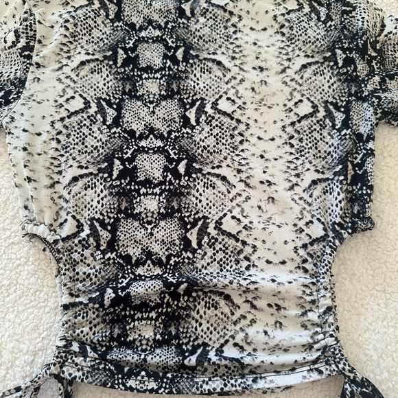 Forever 21 Women's Black and Cream Crop-top size small - Picture 2 of 12